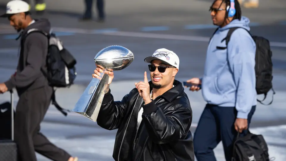 Jaxon Smith-Njigba, receptor de Seahawks, con el Trofeo Lombardi | AP