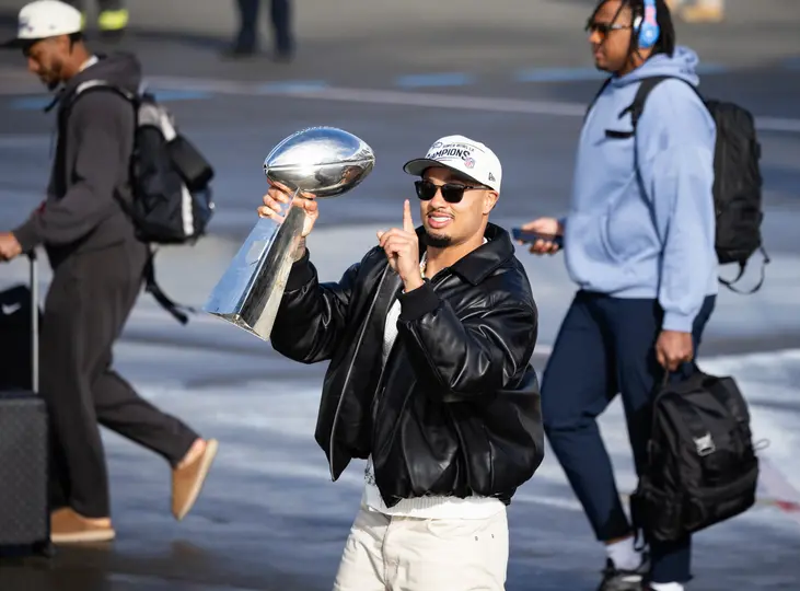 Jaxon Smith-Njigba, receptor de Seahawks, con el Trofeo Lombardi | AP