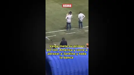 El festejo de VEIGA, tras anotar su primer gol con AMÉRICA