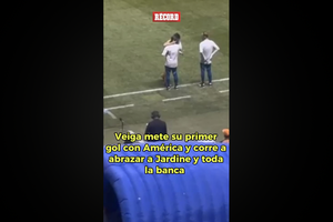 El festejo de VEIGA, tras anotar su primer gol con AMÉRICA