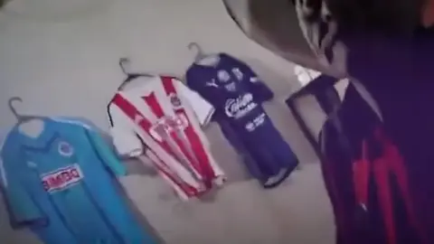 Don Juan y parte de su colección de Chivas | @TVAztecaJalisco