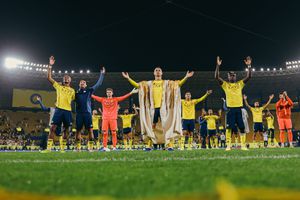 Cristiano Ronaldo celebró con bisht ante la afición de Al Nassr tras sus 964 goles