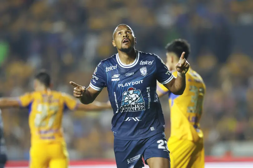 Salomón Rondón ante Tigres l IMAGO7