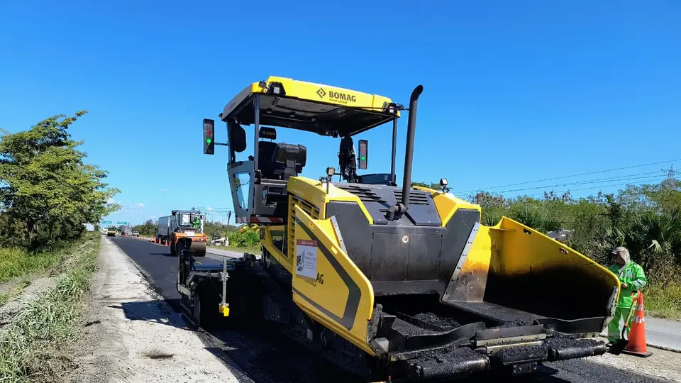 La SICT desplegó 20 trenes de pavimentación en 16 entidades del país / Especial