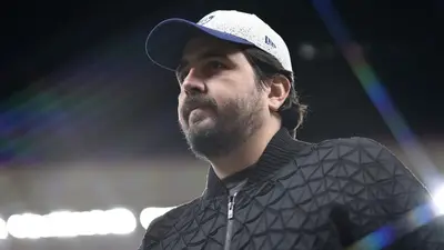 Amaury Vergara busca a adulto mayor, aficionado de las Chivas, que perdió gran parte de su casa en incendio