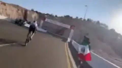 Fan mexicano protagoniza emotivo momento con Isaac del Toro