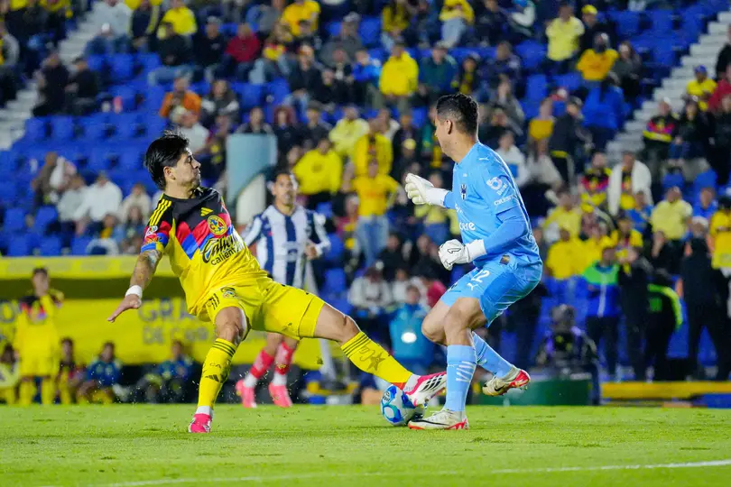 Cárdenas enfrentando a Dávila en el América vs Rayados | Imago7
