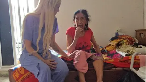 Su labor altruista la lleva a comunidades donde más se necesita y a otros países / IG: @dra.flaminia