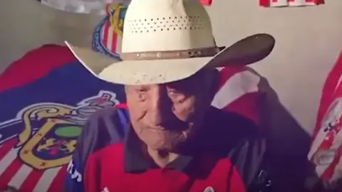 Don Juan Valencia, aficionado de Chivas | @TVAztecaJalisco
