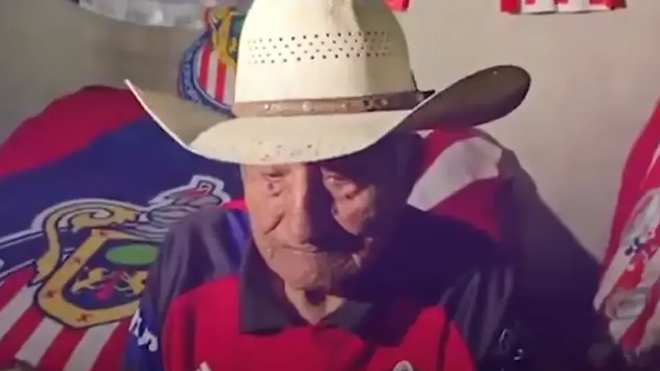Don Juan Valencia, aficionado de Chivas | @TVAztecaJalisco
