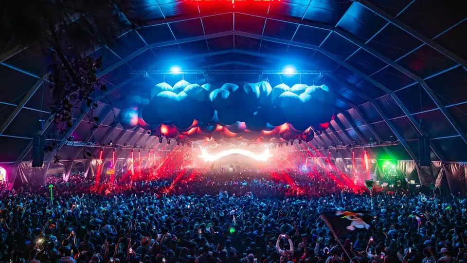 Escenario Neon Garden, uno de los favoritos de los fans. / @edc_mexico