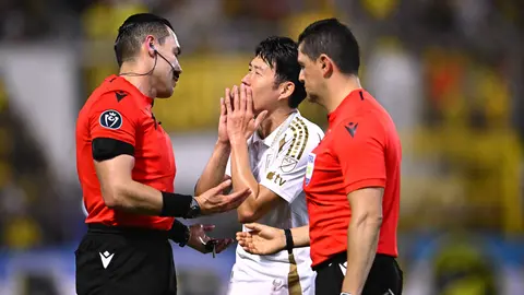 Gato Ortiz pitando un juego de CONCACAF l MexSport