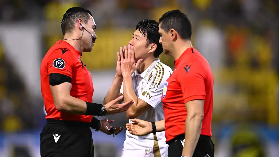 Gato Ortiz pitando un juego de CONCACAF l MexSport