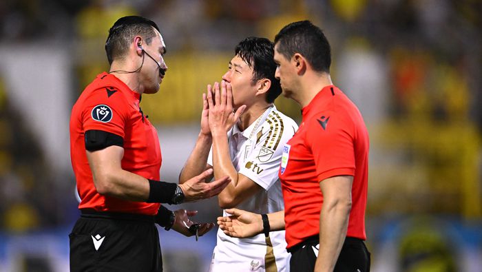 Gato Ortiz pitando un juego de CONCACAF l MexSport