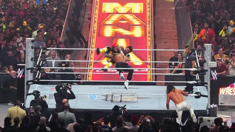 Roman Reigns haciendo una zambullida samoana a CM Punk en WM 41 | wwe.com