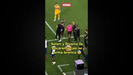 ESTEBAN SOLARI, DT del PACHUCA, se encaró fuerte con GUIDO PIZARRO después de que anularan gol a los TUZOS