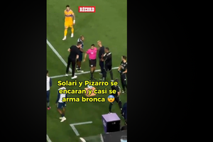 ESTEBAN SOLARI, DT del PACHUCA, se encaró fuerte con GUIDO PIZARRO después de que anularan gol a los TUZOS