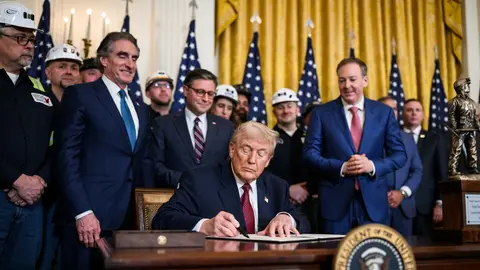 El nuevo arancel que firmó entraría en función el primer minuto del próximo 24 de febrero / FB: @WhiteHouse