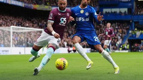 Joao Pedro y Kyle Walker | AP