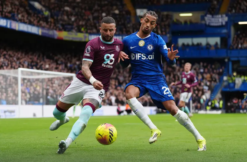 Joao Pedro y Kyle Walker | AP