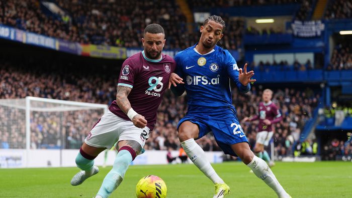 Joao Pedro y Kyle Walker | AP