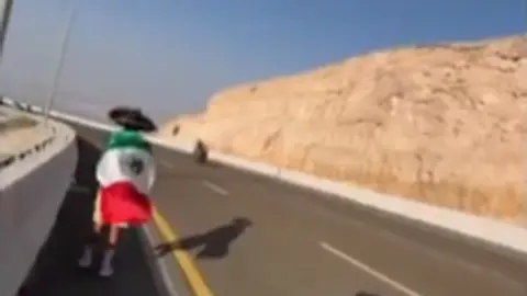 Mexicano a la espera de Isaac del Toro l CAPTURA