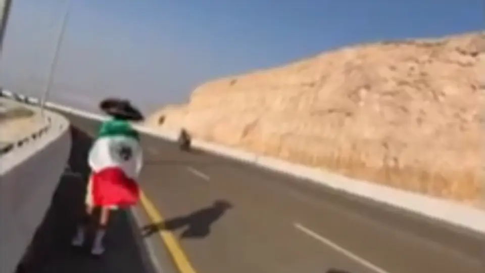 Mexicano a la espera de Isaac del Toro l CAPTURA