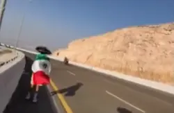 Mexicano a la espera de Isaac del Toro l CAPTURA
