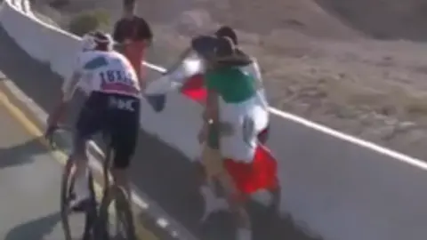 Aficionado alienta a Isaac del Toro en el UAE Tour l CAPTURA