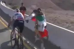 Aficionado alienta a Isaac del Toro en el UAE Tour l CAPTURA