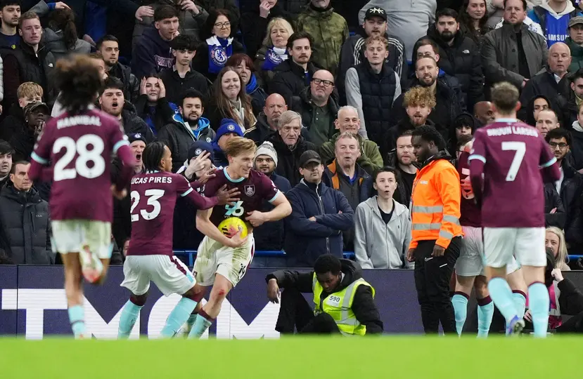 Burnley remonta ante el Chelsea l AP