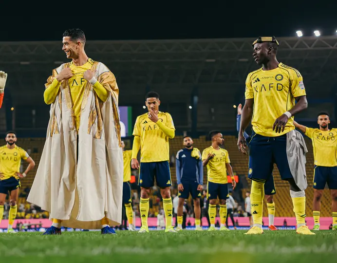Cristiano Ronaldo celebrando con afición del Al Nassr l X:AlNassrFC