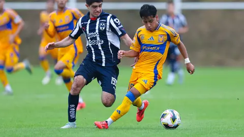 Garza enfrentando al 'Chicha' Sánchez en un Clásico Regio | Imago7