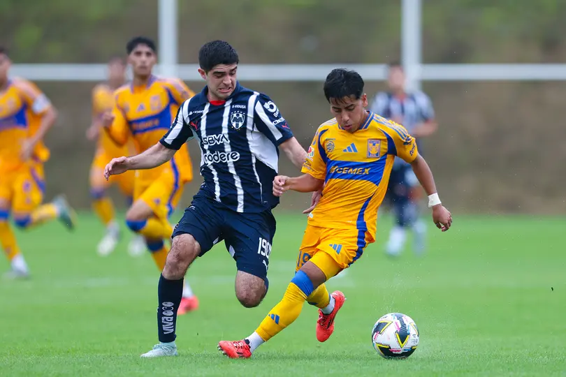 Garza enfrentando al 'Chicha' Sánchez en un Clásico Regio | Imago7