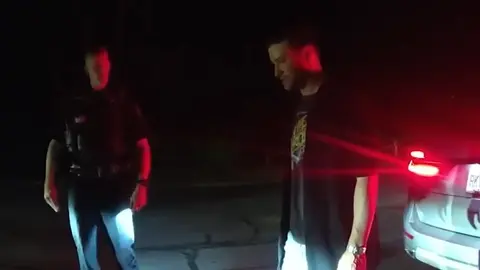 Las imágenes de la cámara corporal captan al cantante durante las pruebas de sobriedad, donde admite que eran “muy difíciles”. / X