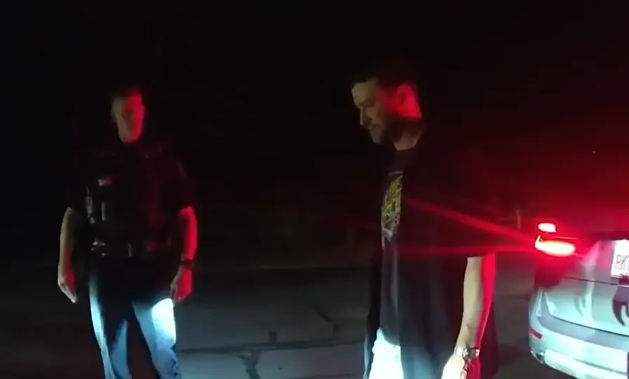 Las imágenes de la cámara corporal captan al cantante durante las pruebas de sobriedad, donde admite que eran “muy difíciles”. / X