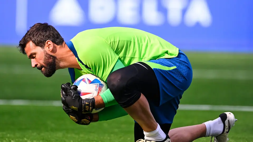 Alisson Becker atajando un balón en un partido con Brasil l MEXSPORT
