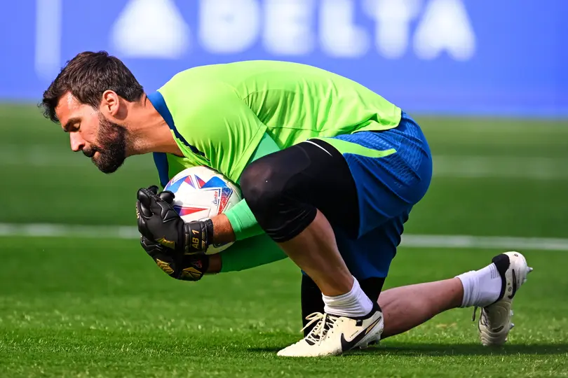 Alisson Becker atajando un balón en un partido con Brasil l MEXSPORT