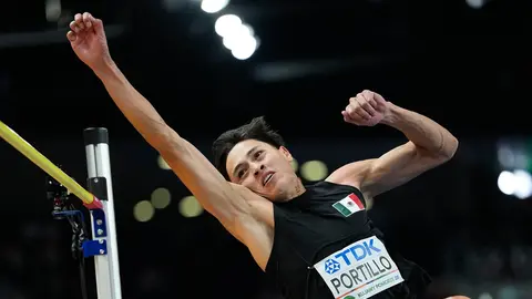Erick Portillo compitiendo en salto de altura indoor | AP