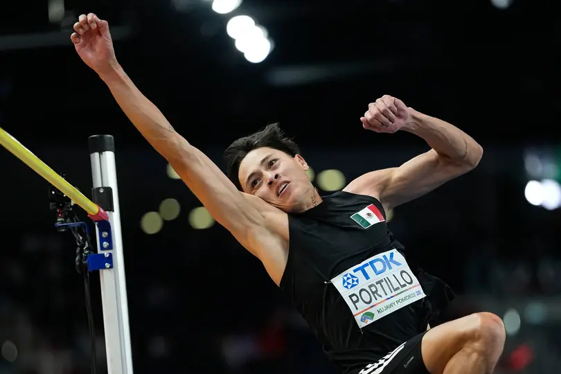Erick Portillo compitiendo en salto de altura indoor | AP