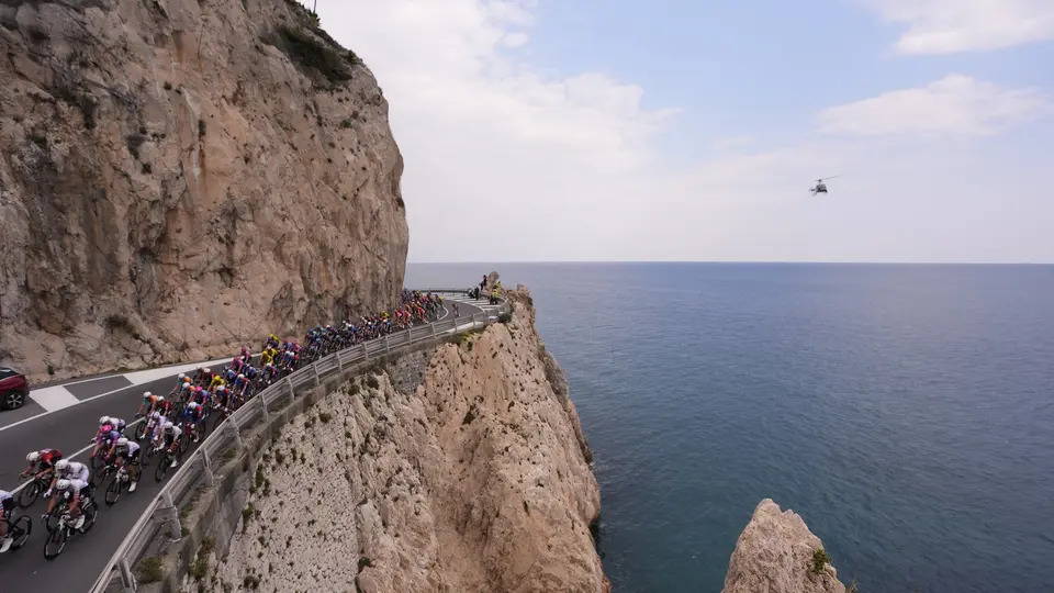 Escalofriante accidente provoca caos entre ciclistas en la Milano-Sanremo Femenil 2026
