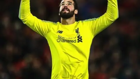 Allison Becker con playera amarilla de Liverpool l X: @Alissonbecker