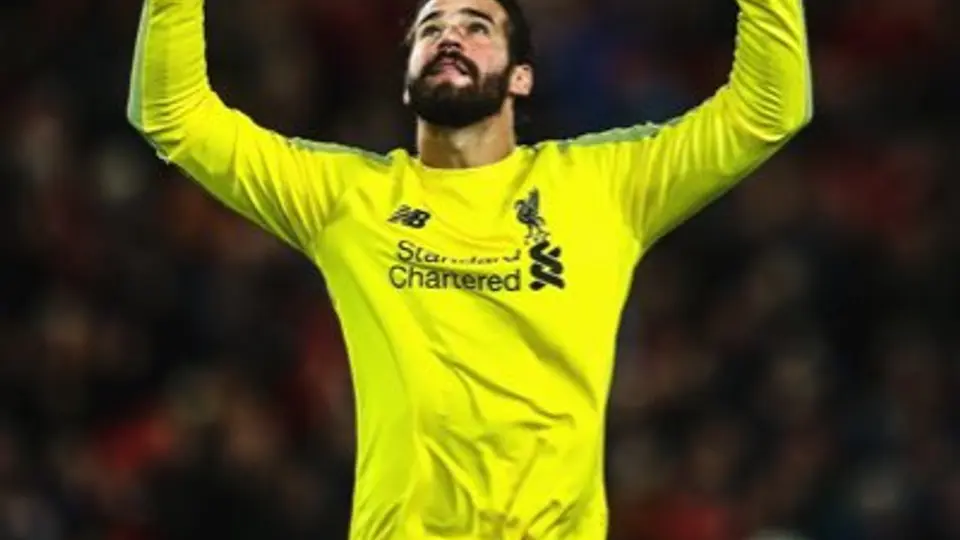 Allison Becker con playera amarilla de Liverpool l X: @Alissonbecker