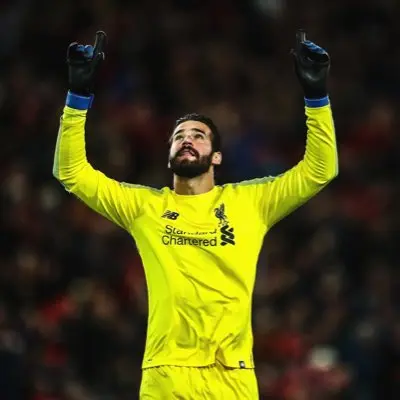 Allison Becker con playera amarilla de Liverpool l X: @Alissonbecker