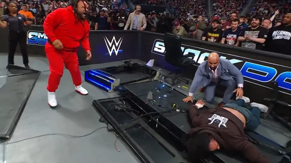Jacob Fatu se cobra venganza de Drew McIntyre con brutal plancha sobre una mesa en SmackDown