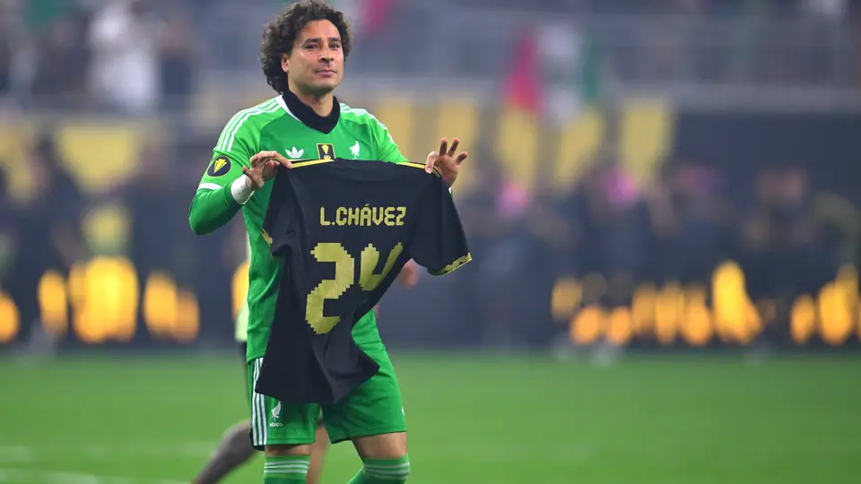 Guillermo Ochoa enseñando la playera de Luis Chávez l MEXSPORT