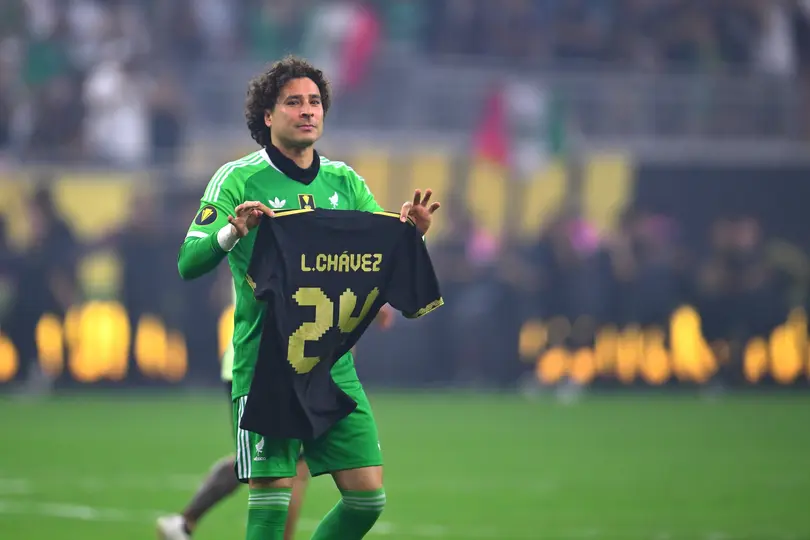 Guillermo Ochoa enseñando la playera de Luis Chávez l MEXSPORT