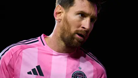 ¿Ofrecerá pagarlo? Lionel Messi destrozó el lente de un fotógrafo