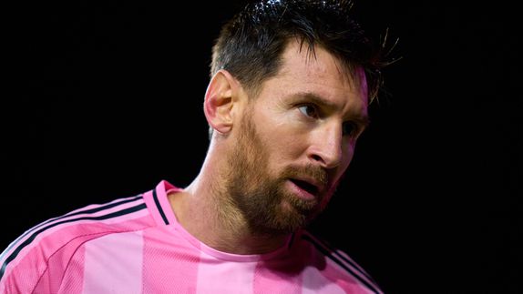 ¿Ofrecerá pagarlo? Lionel Messi destrozó el lente de un fotógrafo