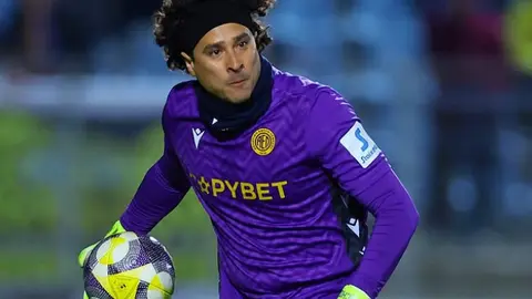 Ochoa sacando un balón de su meta l INSTA: @yosoy8a